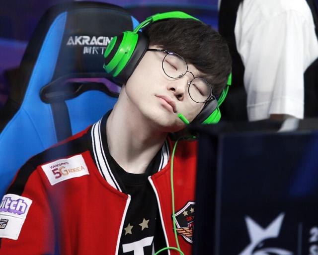 LPL 明天的首发阵容： Peyz 的第一场 LPL 比赛！ Ale 和 Ultra Prime 中单选手 Saber 将进行单挑